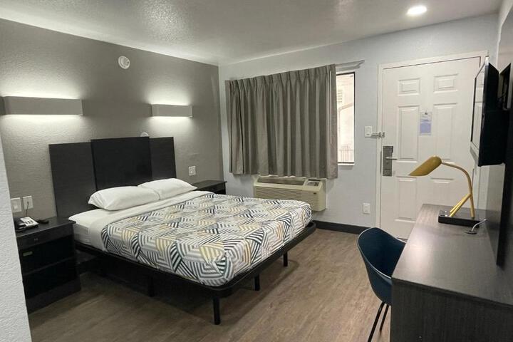 1 Queen Bed (5 of 13)