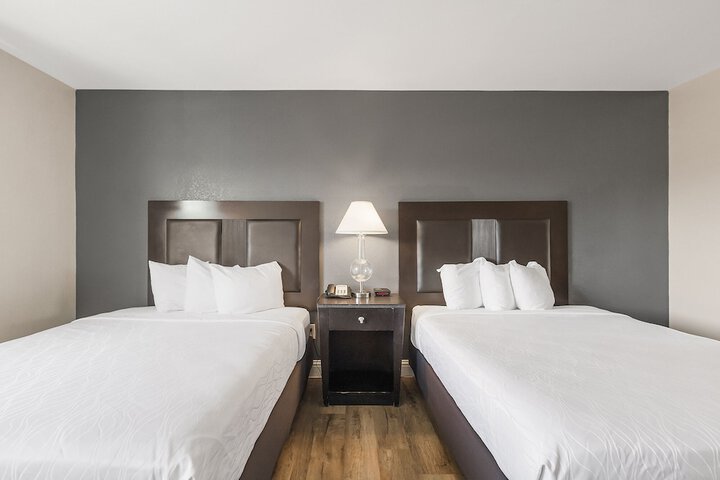 2 Double Beds (8 of 11)