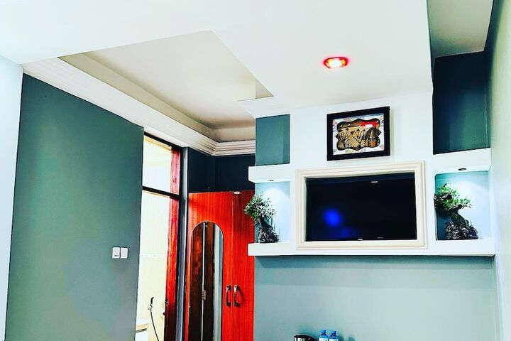 Room 28 of 143