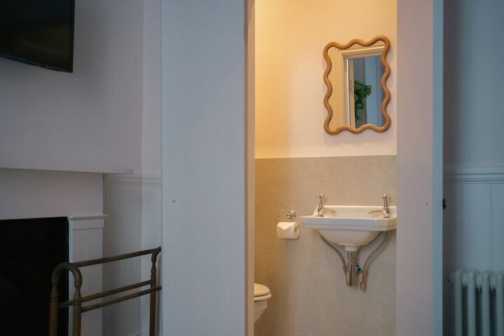Room 32 of 123