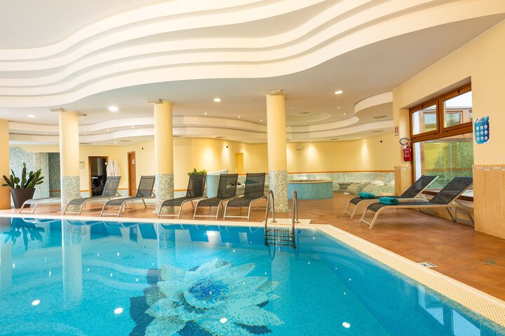Pool 70 of 157