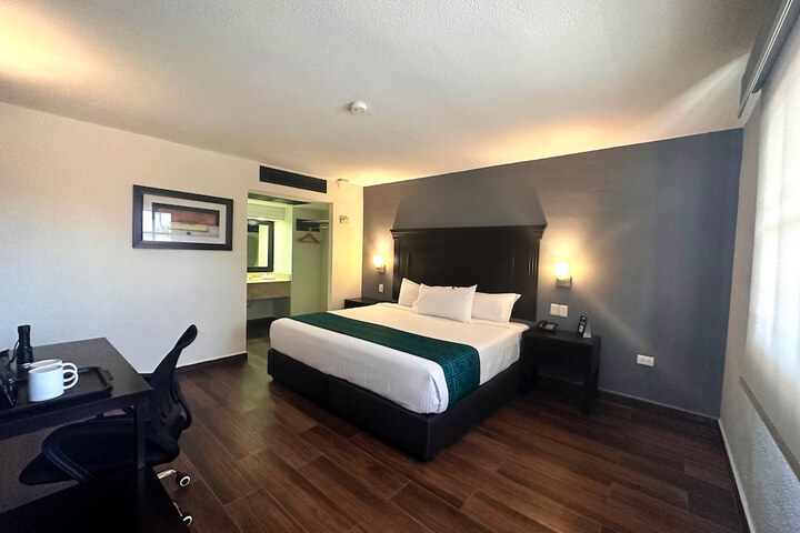 Room 43 of 215
