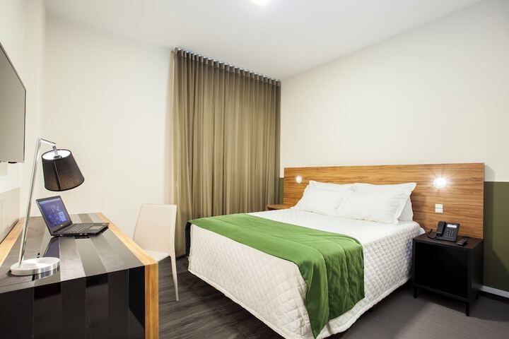 Room 6 of 32