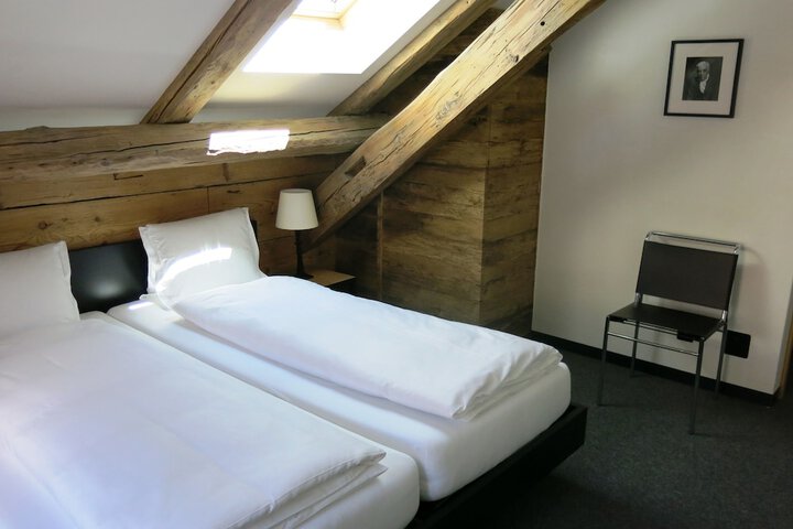 Room 8 of 77