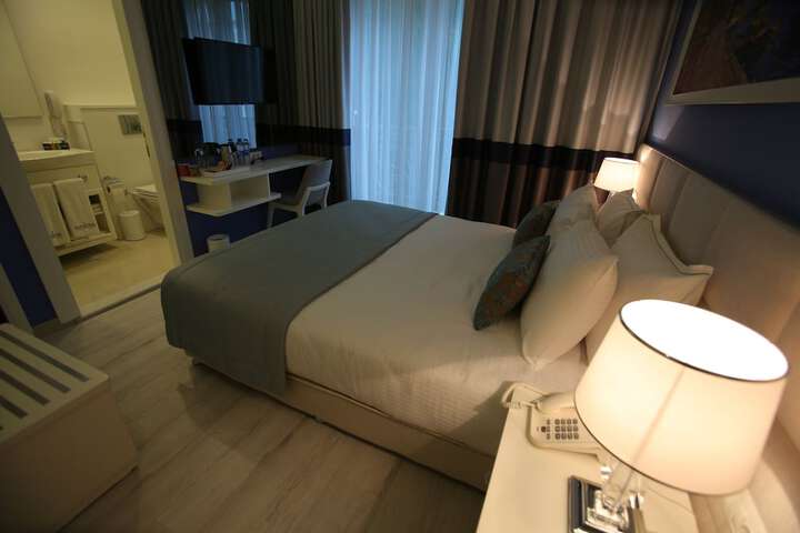 Room 6 of 17