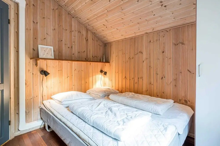 Room 3 of 20