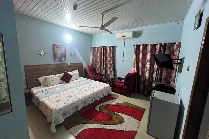 Room 2 of 10