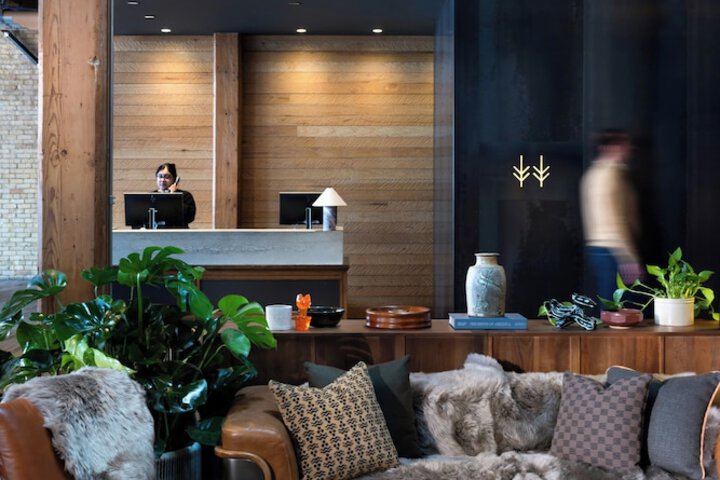 Check-in/check-out kiosk