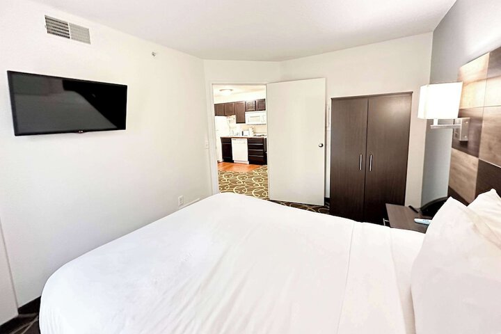 1 Queen Bed Efficiency Suite (11 of 54)