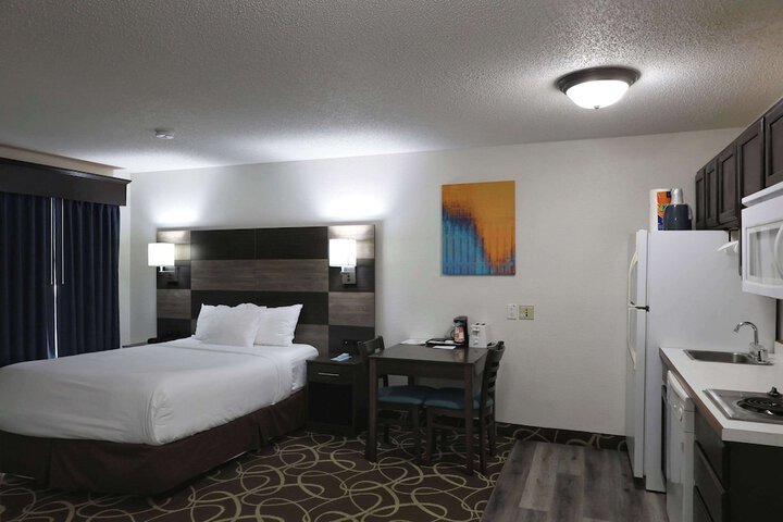 1 Queen Bed Efficiency Suite (18 of 54)