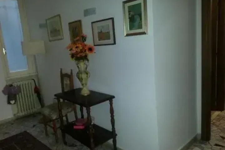 Room 3 of 10