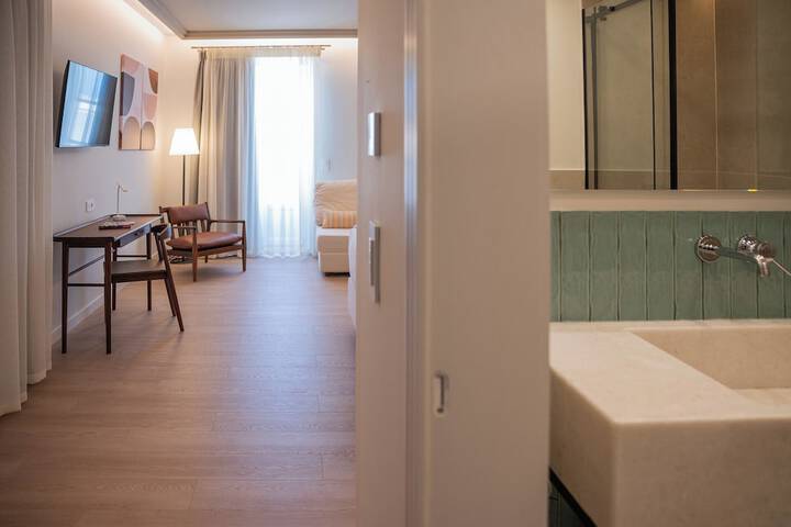 Room 4 of 182