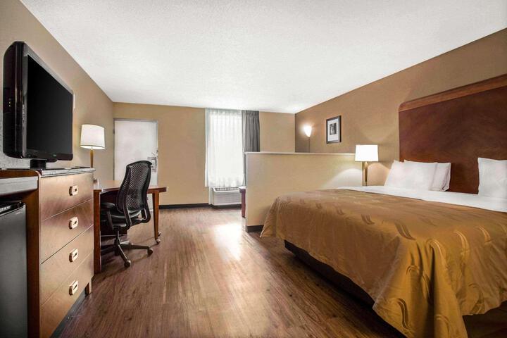 1 King Bed (6 of 18)