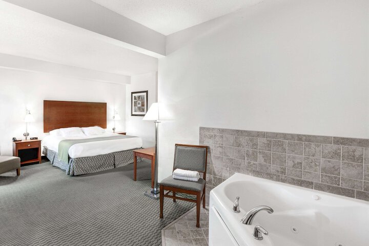 1 King Bed (3 of 10)