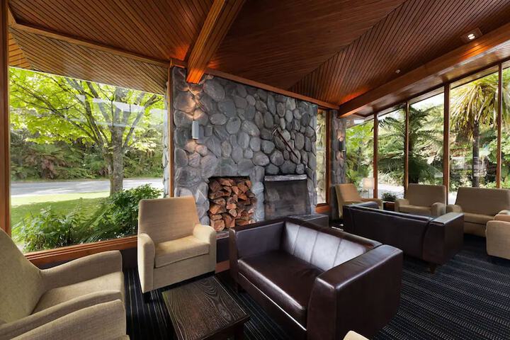 Lounge 38 of 44