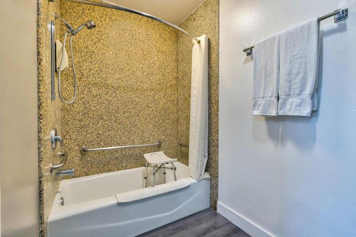 1 Queen Bed Refrigerator (12 of 26)