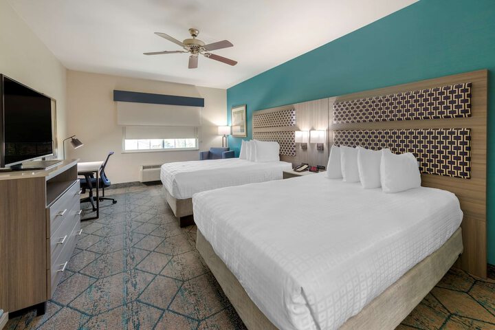 2 Queen Beds High Speed Internet Accessible Microwave and Refrigerator Flat Screen Television Desk Full Breakfast (7 of 8)