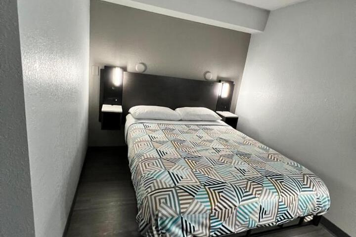 1 Queen Bed (17 of 19)