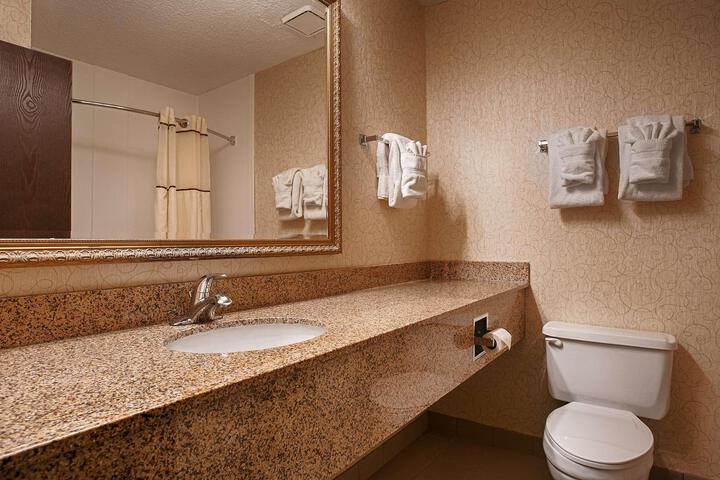 1 King Bed Microwave and Refrigerator WiFi Walk in Shower Full Breakfast (12 of 14)