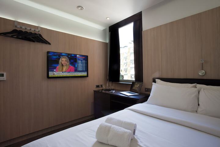 Room 4 of 28