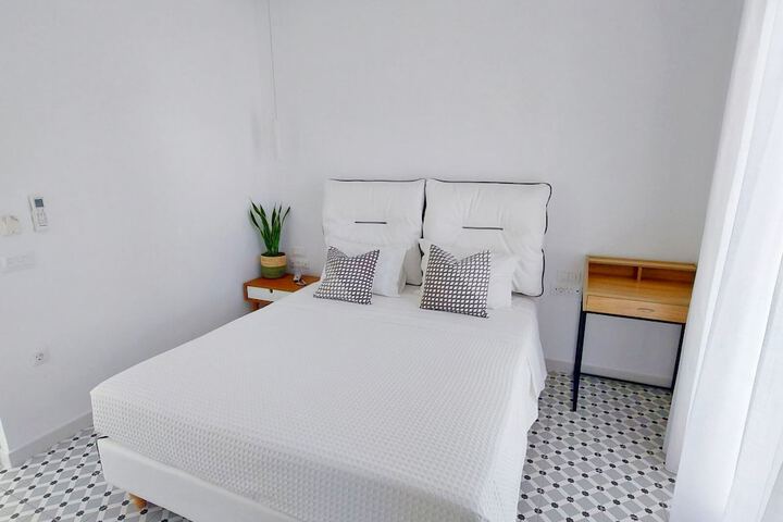 Room 11 of 25