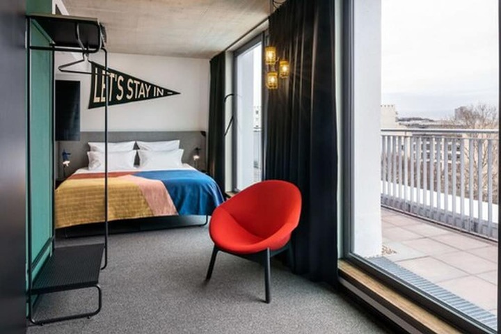 Room 7 of 90