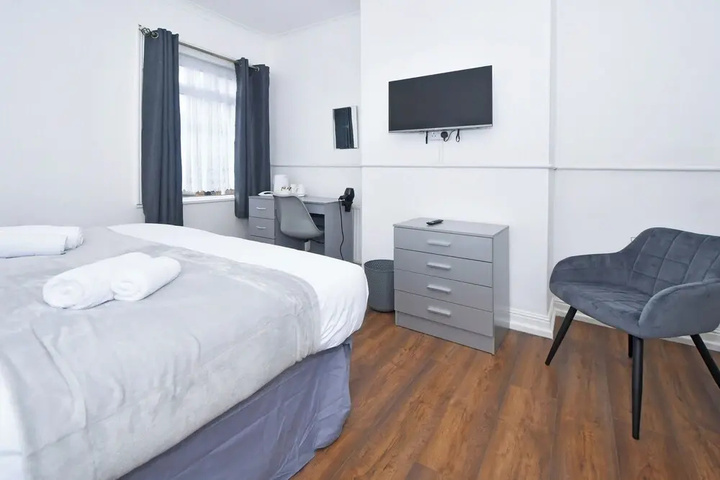 Room 4 of 8