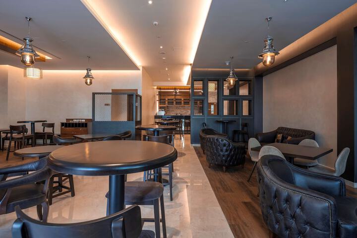 Lounge 182 of 268