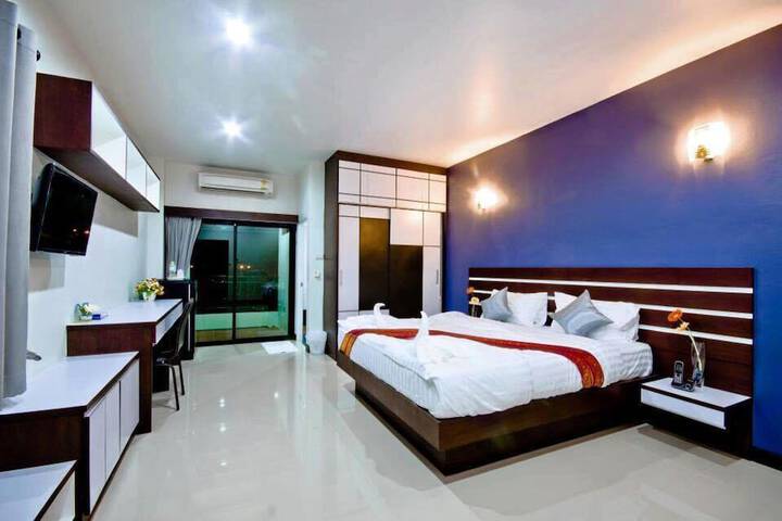 Room 11 of 37