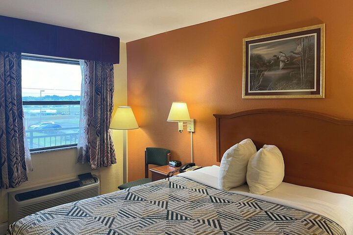Room 9 of 16