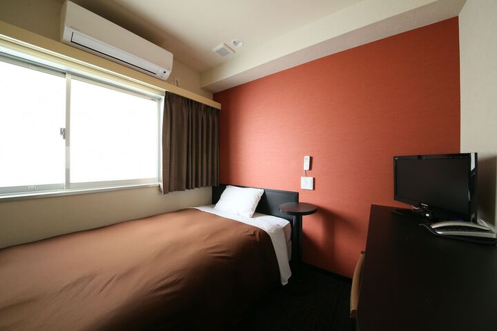 Room 8 of 33