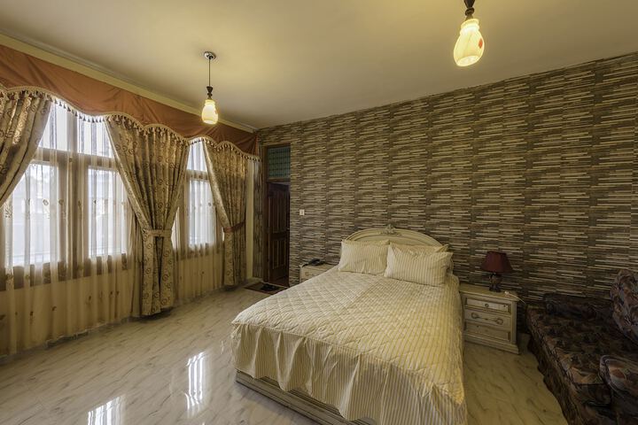 Room 10 of 18