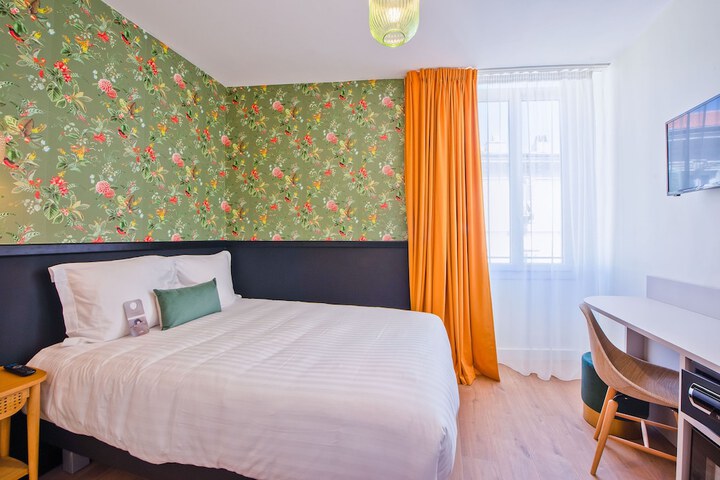 Room 33 of 85
