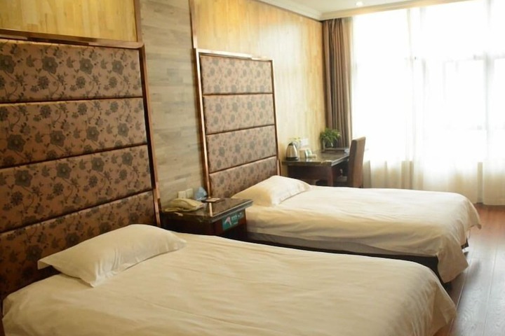 Room 6 of 63