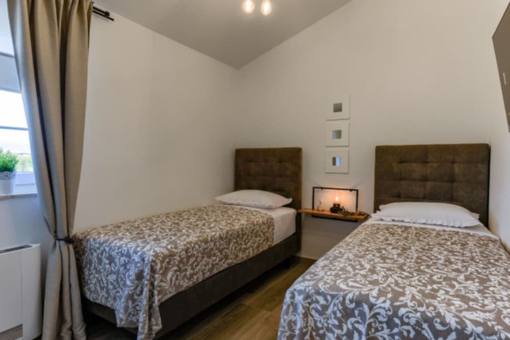 Room 6 of 30