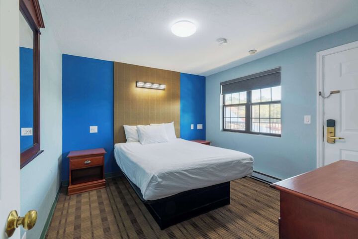 1 Queen Bed (11 of 27)