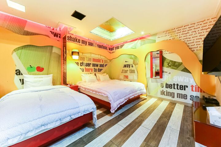 Room 35 of 156