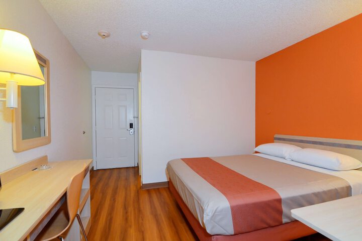 Deluxe Queen Room (7 of 8)