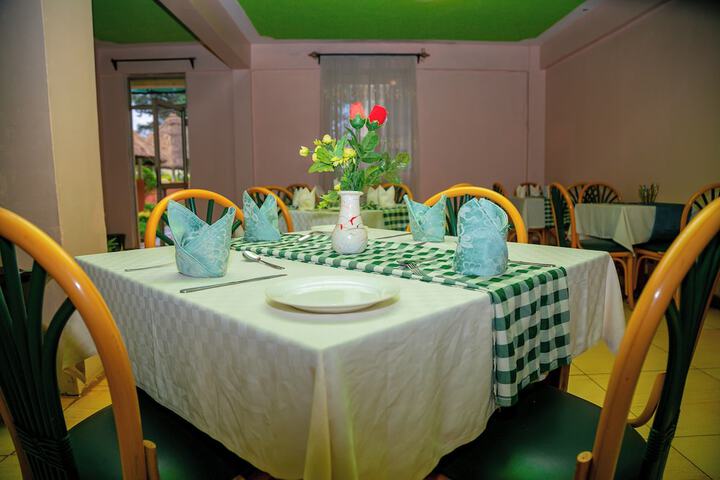 Dining 35 of 66