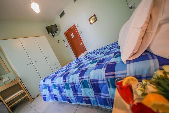 Room 7 of 16