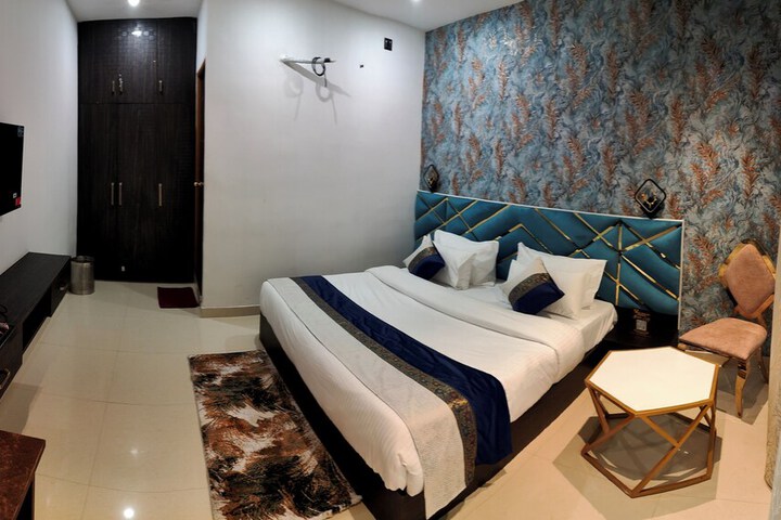 Room 6 of 32