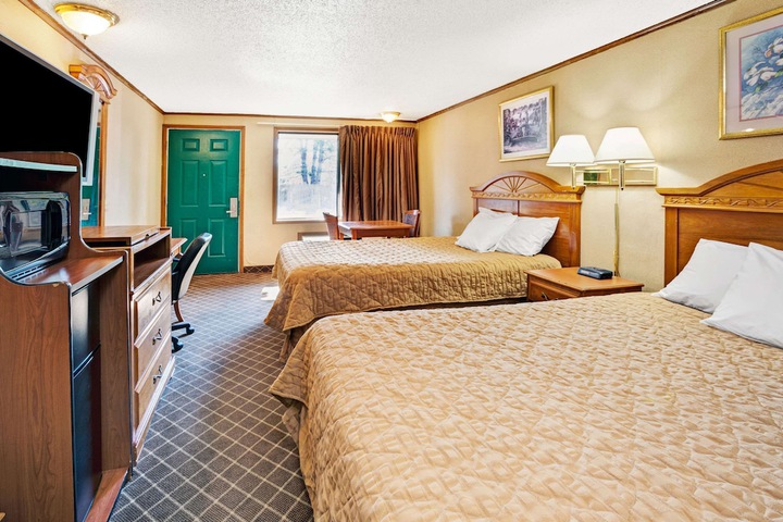 2 Double Beds (3 of 4)