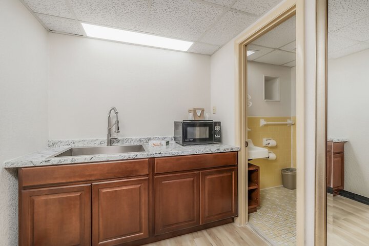 Studio 2 Queen Beds Kitchenette (14 of 18)