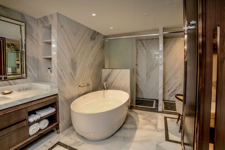 Deep soaking bathtub