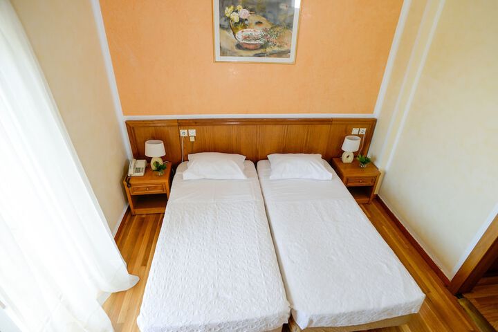 Room 12 of 34