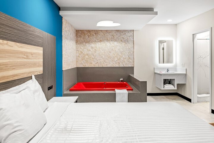 1 King Bed (6 of 10)