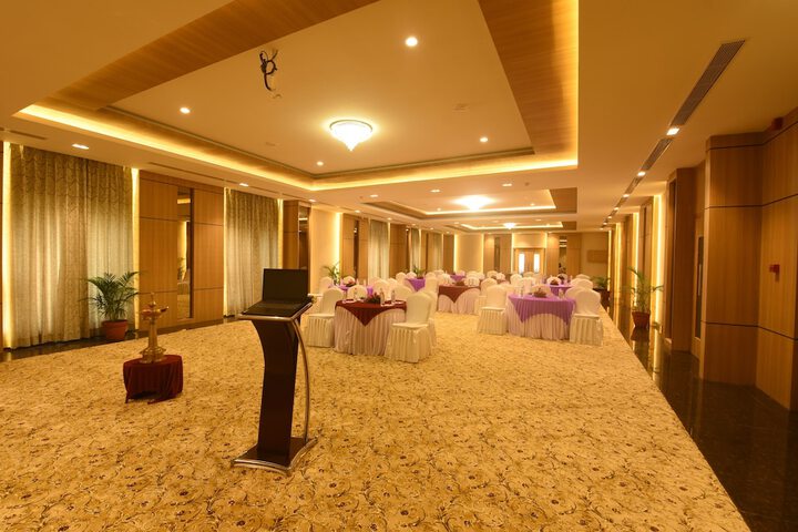 Ballroom/Hall 31 of 38