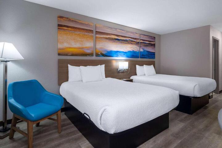 2 Queen Beds (3 of 8)