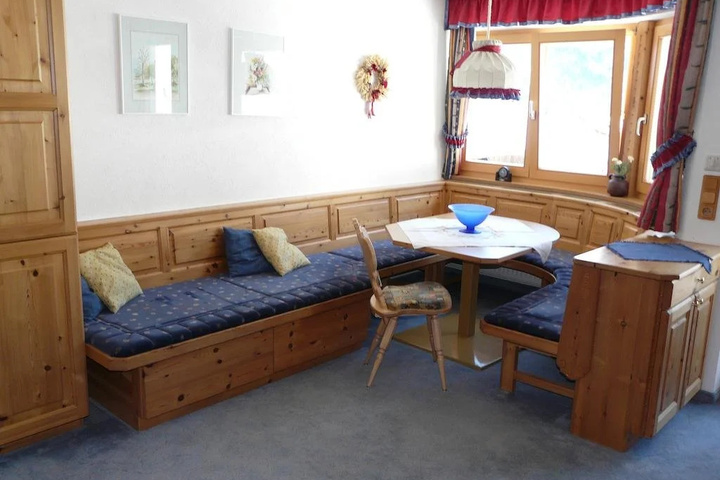 Room 4 of 11