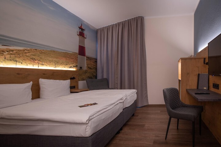 Room 8 of 28